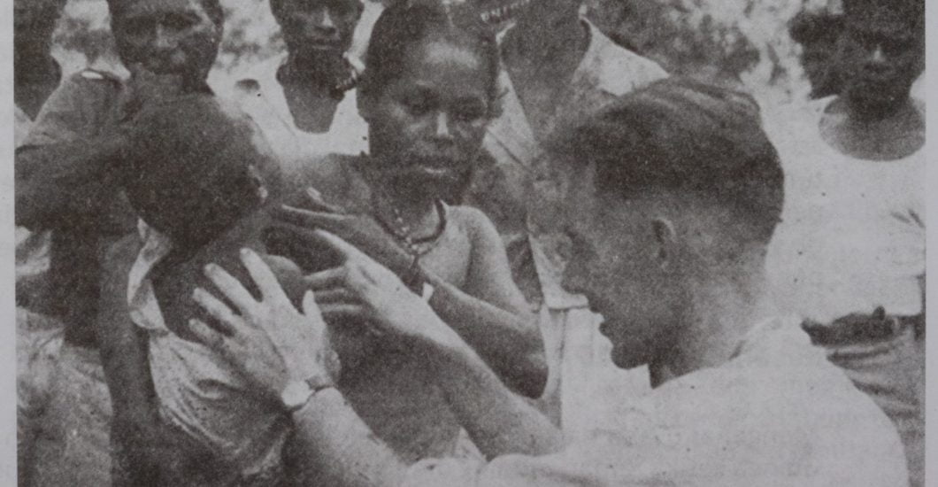 Dick Leiker doet een bevolkingsonderzoek lepra in Nieuw Guinea