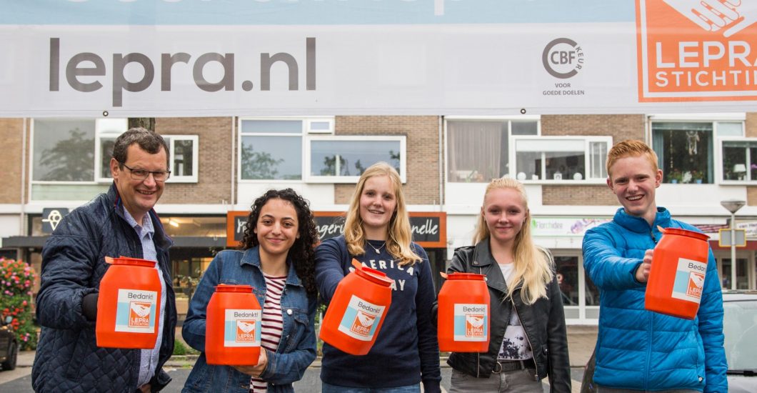 Vrijwilligers collecteren voor de Leprastichting