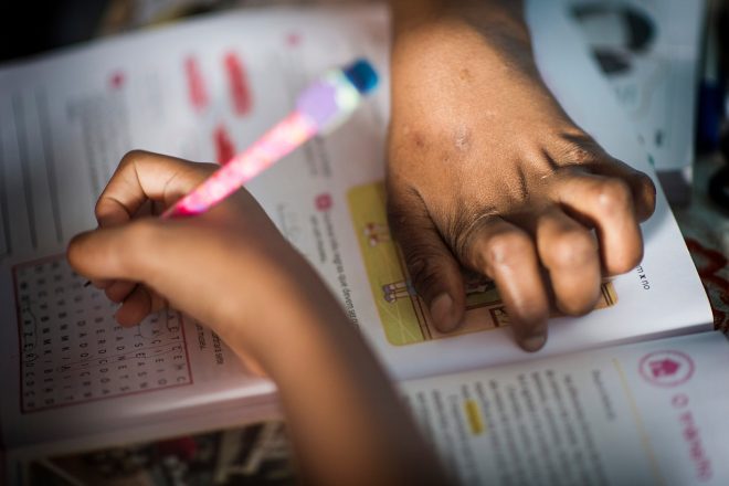 Maurineia helpt haar dochter met huiswerk maken