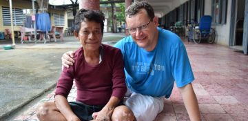 Vrijwilliger Peter Euser in een leprakolonie in Vietnam