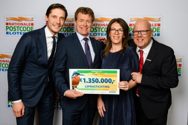 Leprastichting neemt de cheque van de Nationale Postcode Loterij in ontvangst