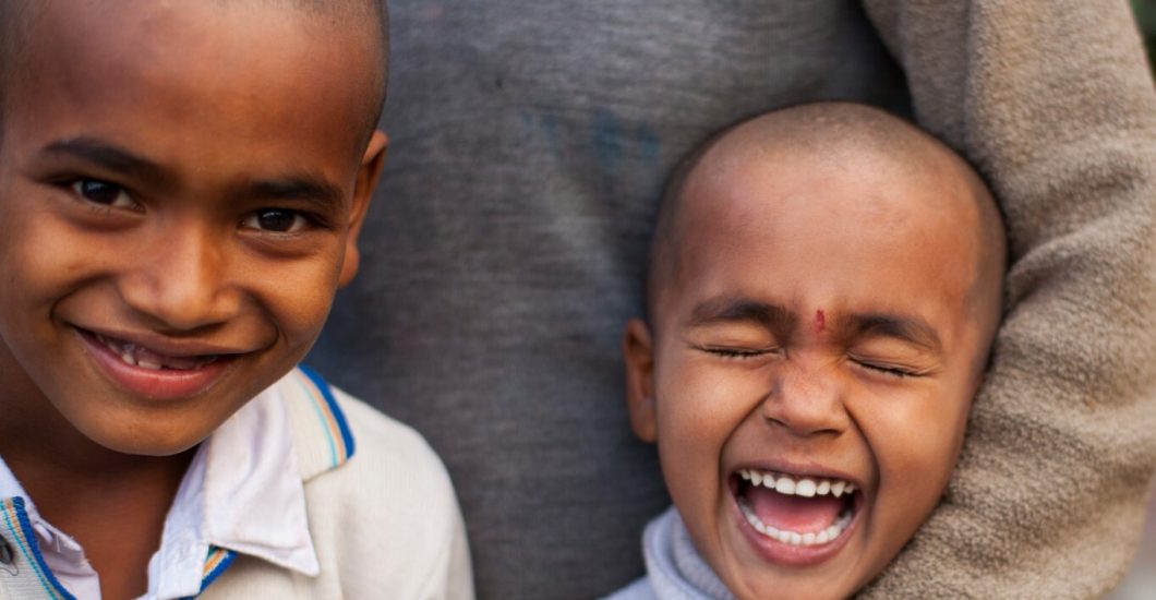 Lachende kinderen in een leprakolonie in India