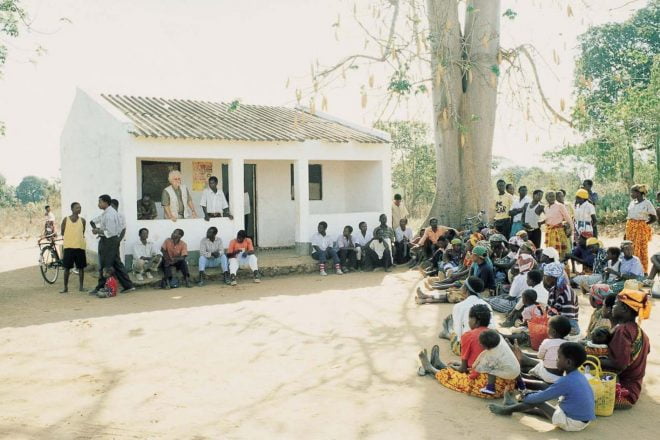 Jan Kruis bij een gezondheidspost in Mozambique