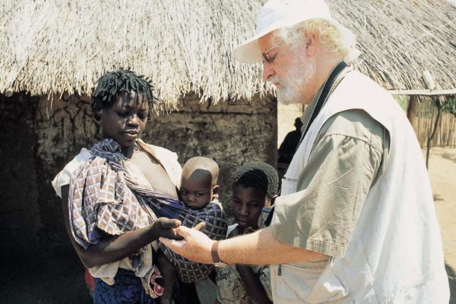 Jan Kruis samen met een Mozambikaanse vrouw met lepra