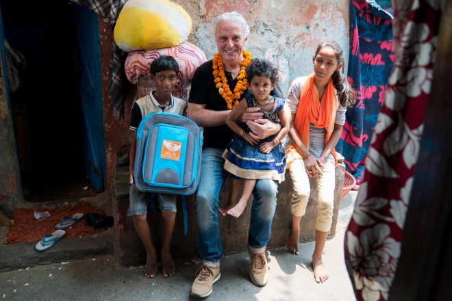 Huub Stapel in een leprakolonie in India