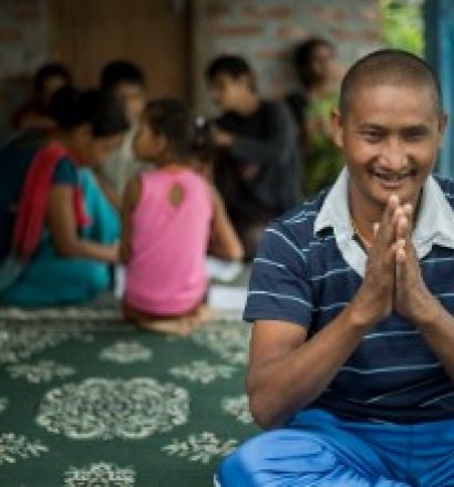 Gopal maakt het Namaste gebaar om te groeten