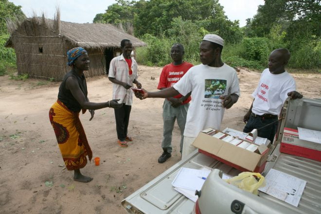 Het lokale team in Mozambique deel medicijnen uit