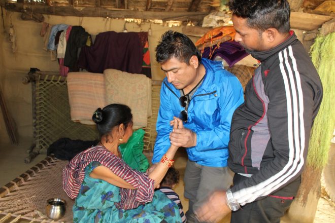 Labhi Shakya onderzoekt een vrouw op lepra