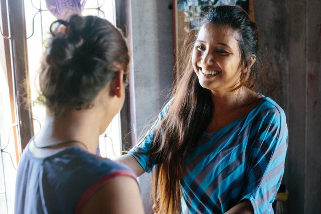 LPEP Coordinator Srijana Adhikari onderzoekt een vrouw op symptomen van lepra