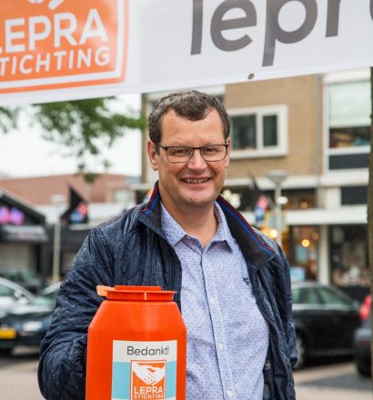 Peter Euser met collectebus