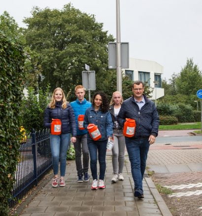 Peter Euser aan het collecteren met leerlingen