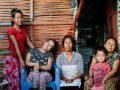 Nepalese familie op het stoepje voor hun huis            