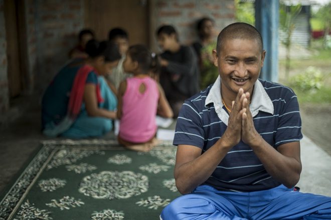 Gopal maakt het Namaste gebaar om te groeten