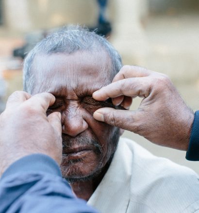 Een arts controleert Rameswor zijn ogen