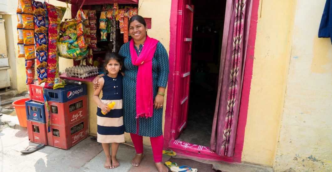 Bimla en haar dochter laten trots hun winkel zien