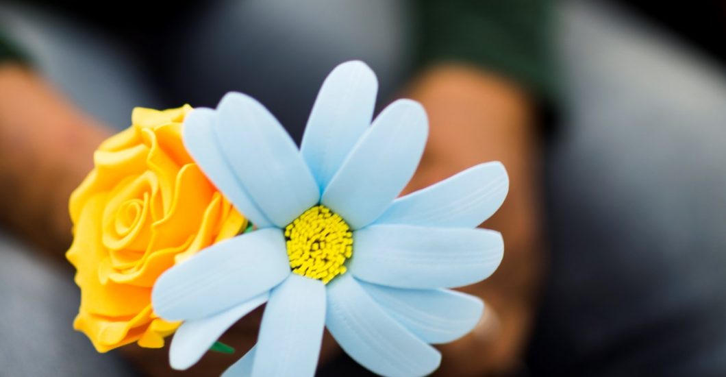 Josiane maakt bloemen van vilt